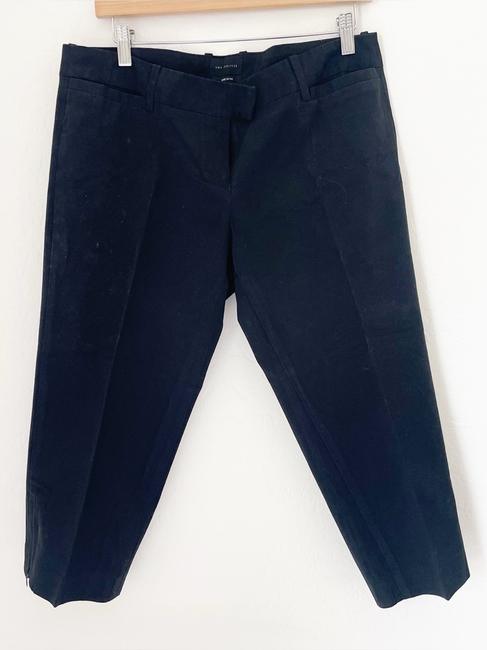 The limited drew fit black capri pants size 8